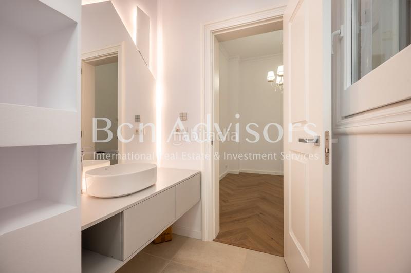 Foto 1e5e189a-ebf2-4dd3-bfdc-35f38506dca5. Apartamento en carrer de trafalgar 1 distinguido y luminoso piso reformado a estrenar entre eixample y el born en Barcelona