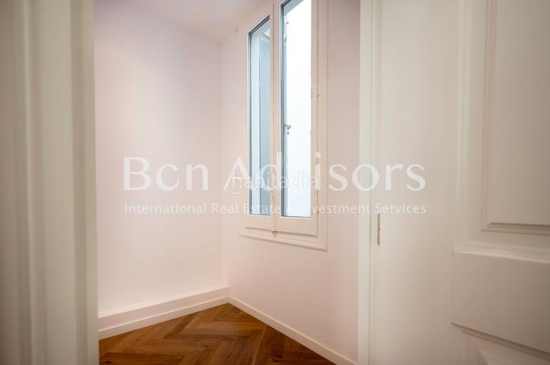 Foto 368e2a3f-9722-47e9-8929-4d79fe6c0c1e. Apartamento en carrer de trafalgar 1 distinguido y luminoso piso reformado a estrenar entre eixample y el born en Barcelona