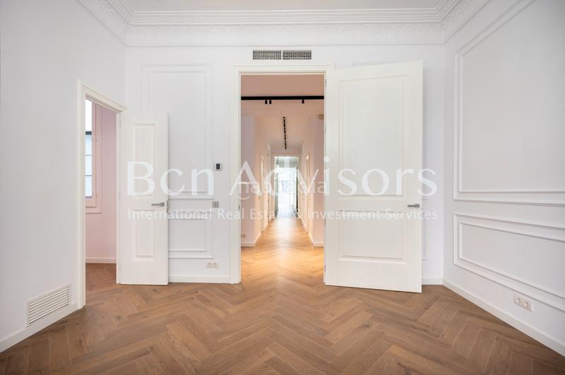 Foto 74d8c168-334c-4c91-86bd-84d06fc3a978. Apartamento en carrer de trafalgar 1 distinguido y luminoso piso reformado a estrenar entre eixample y el born en Barcelona