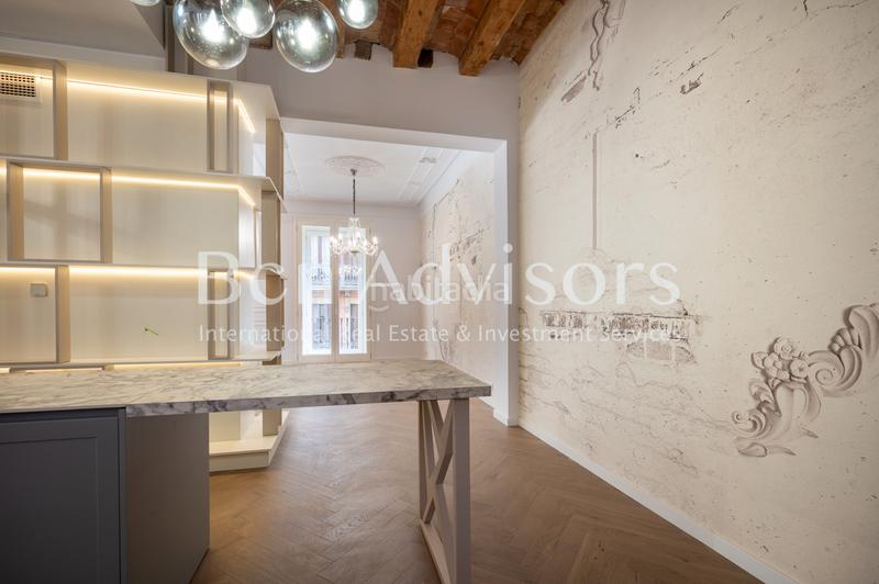 Foto 7b2545bd-baab-4aae-80a6-9f738b6d8136. Apartamento en carrer de trafalgar 1 distinguido y luminoso piso reformado a estrenar entre eixample y el born en Barcelona