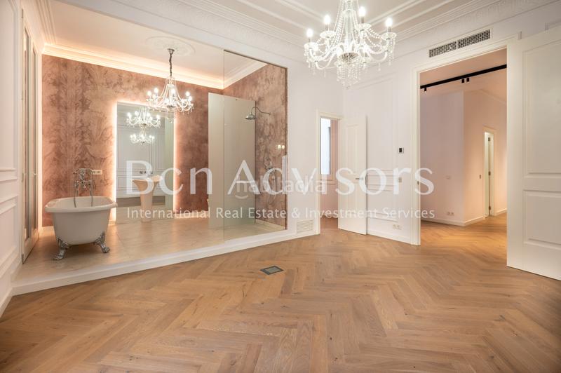 Foto 8ac96a5c-b351-4fc7-876f-3b9a05c87ece. Apartamento en carrer de trafalgar 1 distinguido y luminoso piso reformado a estrenar entre eixample y el born en Barcelona