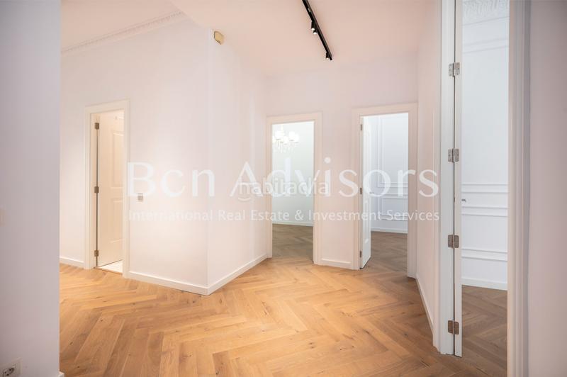 Foto a50fe087-8d16-4e43-83c8-97fae7da8884. Apartamento en carrer de trafalgar 1 distinguido y luminoso piso reformado a estrenar entre eixample y el born en Barcelona