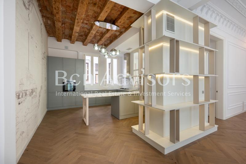 Foto bc02de05-a42b-4e13-a35b-051054736f0c. Apartamento en carrer de trafalgar 1 distinguido y luminoso piso reformado a estrenar entre eixample y el born en Barcelona