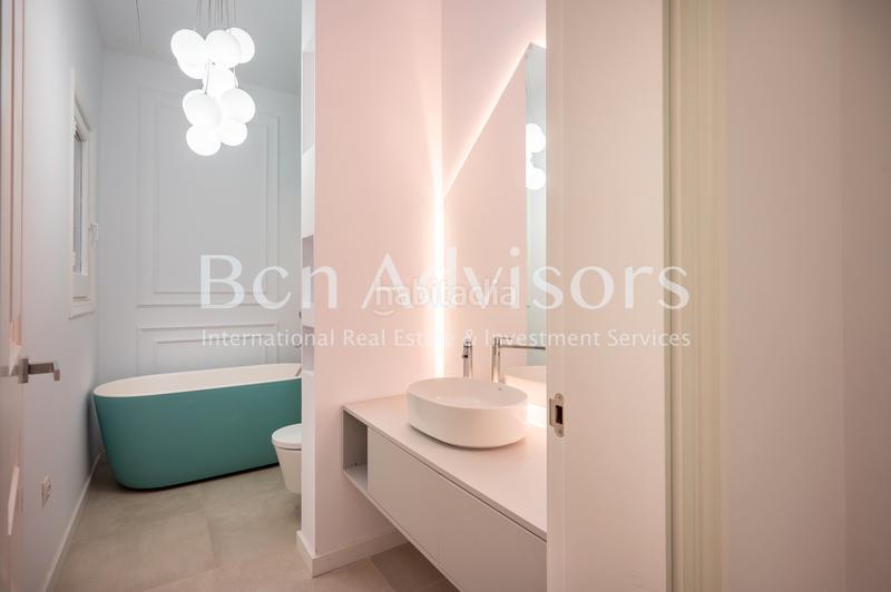 Foto f021e44a-6336-43e1-871f-b842166b2028. Apartamento en carrer de trafalgar 1 distinguido y luminoso piso reformado a estrenar entre eixample y el born en Barcelona