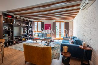 Apartamento en Gòtic. Piso con encanto y elementos originales en finca regia del barri