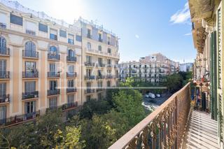 Pis  Carrer d'aribau. Piso alto y pasante a reformar con elementos originales en finca