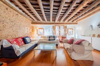 Attique  Carrer de santa anna. Estupendo ático con elementos originales en el centro de barcelo