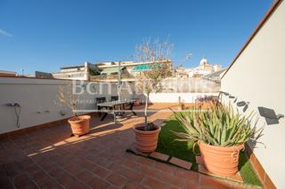 Piso  Carrer dels tallers. Interesante ático a reformar con terraza en el centro de barcelo