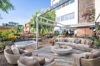 Xalet  Carrer de benedetti. Deslumbrante y moderna casa con jardín, terraza y garaje en la b