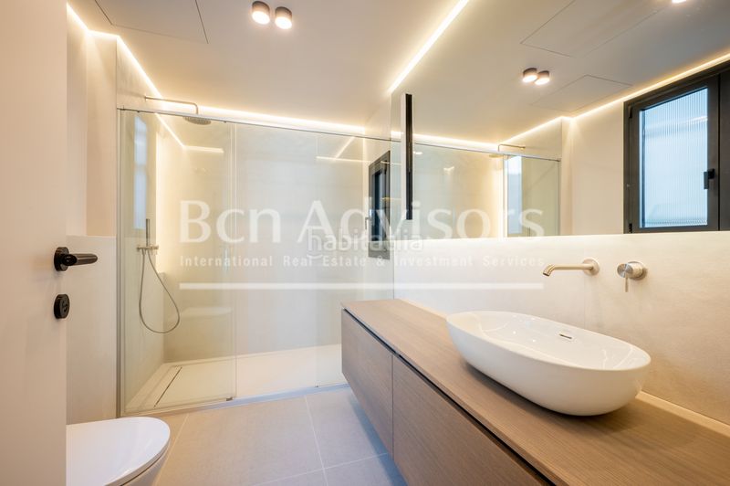 Foto cfefdae3-41f6-45f8-8447-8084256574cd. Àtic amb xemeneia calefacció a Sant Gervasi - Galvany Barcelona