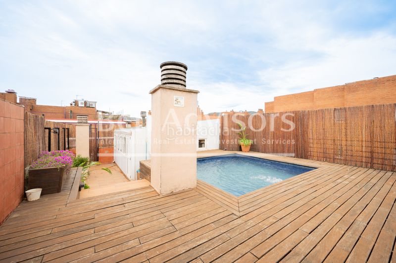 Foto 6127d559-6cf4-442b-a3af-01229e2d1ea2. Àtic amb calefacció aparcament piscina a Tres Torres Barcelona