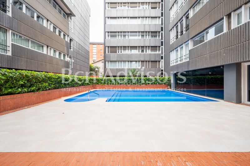 Foto d6e73dcb-7591-4e4d-9987-5a6ca37cccbf. Àtic amb calefacció aparcament piscina a Tres Torres Barcelona