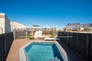 �tic  Carrer de la diputaci�. Impresionante y luminoso �tico reformado con terraza y piscina e