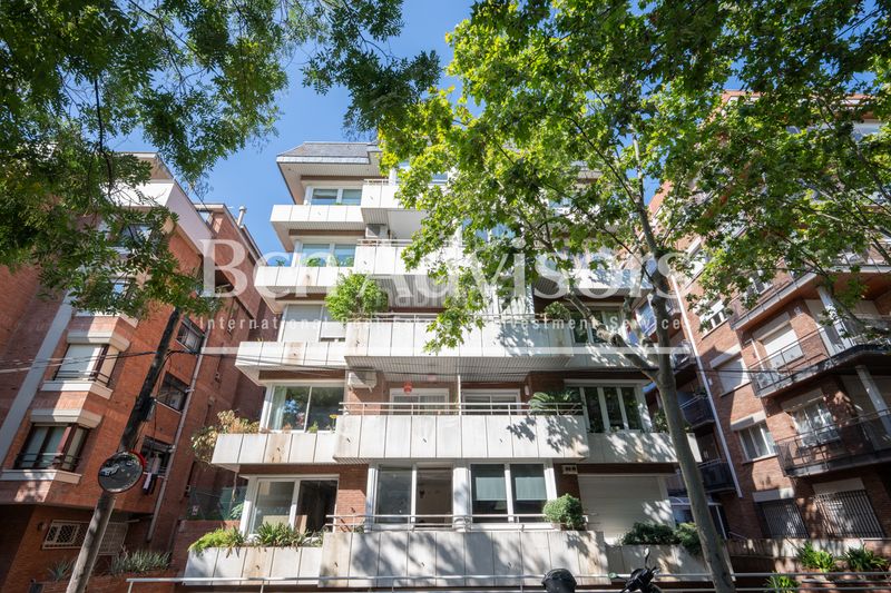 Foto 0cd3854c-62eb-46ef-9544-8eb90962ca95. Àtic amb calefacció aparcament piscina a Tres Torres Barcelona