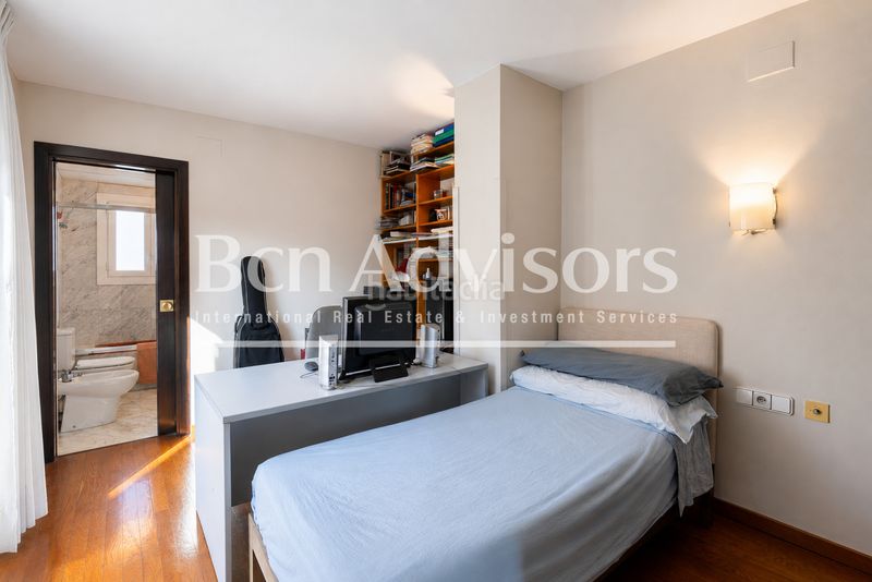 Foto cc091648-d98d-4b5a-bb95-591ec3db1424. Àtic amb calefacció aparcament piscina a Tres Torres Barcelona