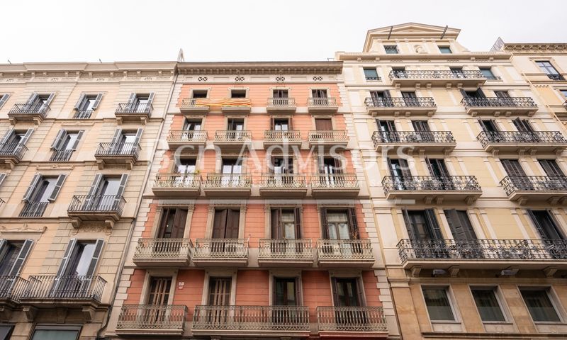 Foto 65effed1-d36c-4c9c-a759-6d16a7628417. Piso magnífico piso reformado a estrenar con terraza en el centro . en Barcelona