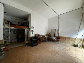 Local commercial à Carrer de l'impressor botel 16. Local en venta en la bordeta