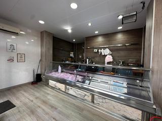Local commercial à Carrer casimir vila 2. Local en venta en la bordeta