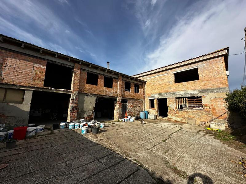 Foto 84fd96fb-5395-4f7e-9b46-e22fd25a320b. Masia amb aparcament a Llívia Lleida