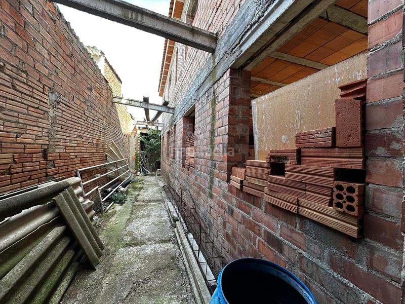 Foto d72d5cd7-e792-4c59-b3de-47fdff1a53fe. Masia amb aparcament a Llívia Lleida