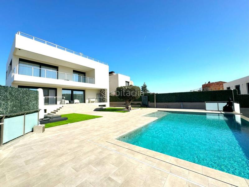 Foto b5a2fa7f-8eca-42da-a699-88efad71b06d. Chalet villa de lujo en Montgat