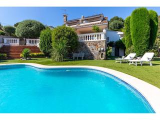 Xalet a Cabrils. Casa independiente con piscina