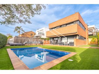 Haus in Teià. Exclusiva casa independiente con vistas al mar