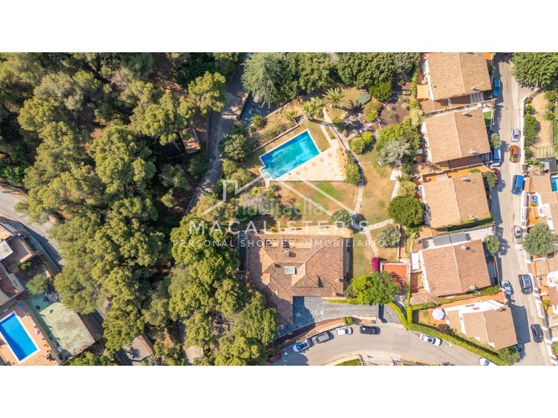 Foto 413c5306-703d-49c2-beaa-53b5119d2db8. Casa amb calefacció aparcament piscina a Premià de Dalt
