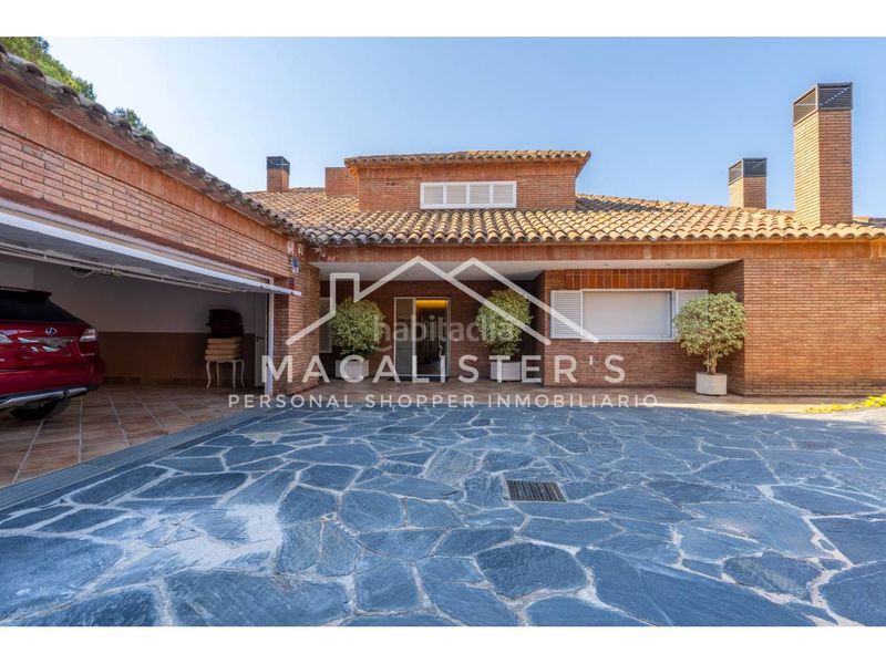 Foto 64880a15-b5bf-4d97-9458-a7a793ea2bc9. Casa amb calefacció aparcament piscina a Premià de Dalt