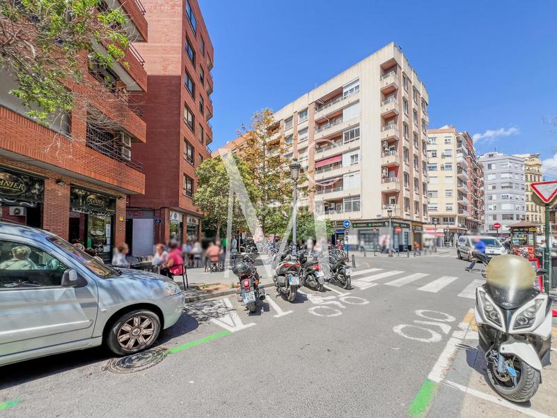 Foto b5f4ec32-db58-499d-a1b3-79c5e00e1091. Pas-de-porte local commercial dans Russafa Valencia