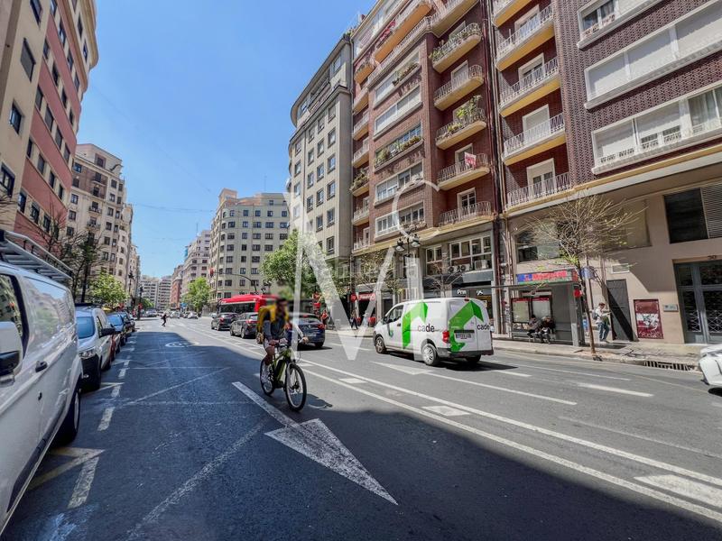 Foto bf55c4df-2f34-464e-bd9a-532c87ab895c. Traspaso local comercial en El Mercat Valencia