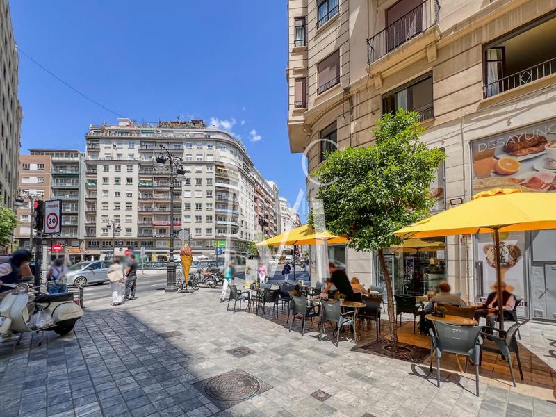 Foto dd1a8fc4-8151-4cb4-8191-a55a364fea66. Traspaso local comercial en El Mercat Valencia