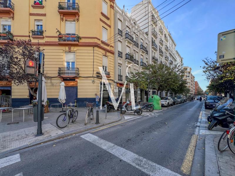 Foto e3b0447a-0f9d-4191-9233-570b2927834e. Pas-de-porte local commercial dans Russafa Valencia