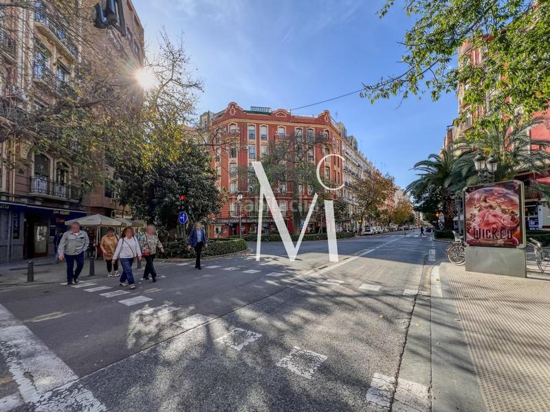 Foto a5c9d8aa-c9dc-40f3-8652-266bd70d27bf. Pas-de-porte local commercial dans Russafa Valencia