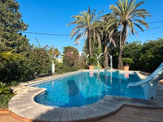 Xalet  Calle obero. Chalet en venta con jardín y piscina en una ubicación privilegia