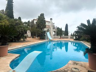 Xalet  Calle obero. Chalet en venta con jardn y piscina en una ubicacin privilegia