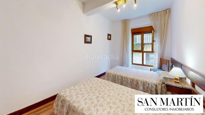 Foto aad609cc-6e18-489e-a712-b43b45ff84ca. Edificio en calle la aldea 5 en Comillas