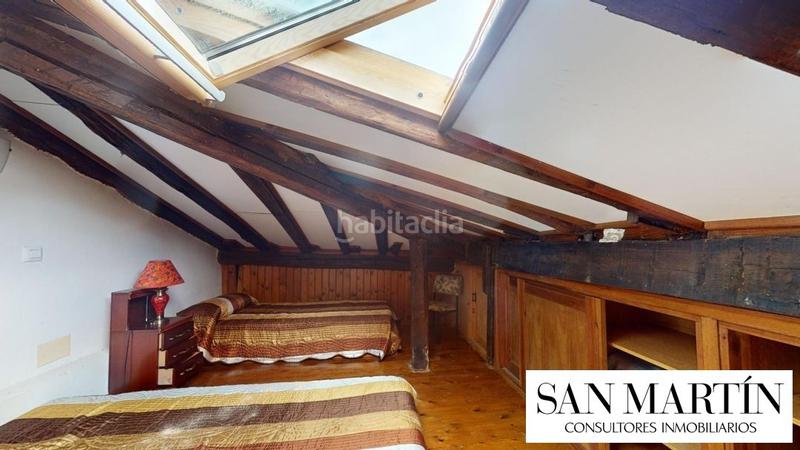 Foto c74b08bf-cd89-4566-bd4d-a2c3ac988c5a. Edificio en calle la aldea 5 en Comillas