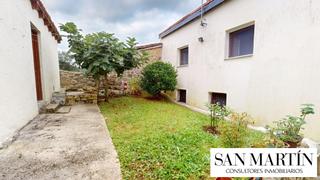 Maison jumelée à Barrio casamaría 75. Casa rústica con salón a doble altura, jardín privado, cuatro do