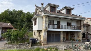 Casa  Barrio cobijón 35. Casa de piedra con jardín cerca de comillas y sus playas