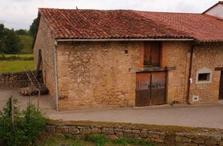 Maison à Ibio 3. Cuadra pareada de piedra en ibio