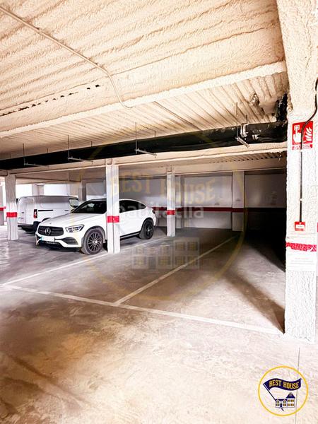 Foto 679260d7-0eed-4b35-9e81-01dc9e3e4780. Car parking in Centro Cuenca