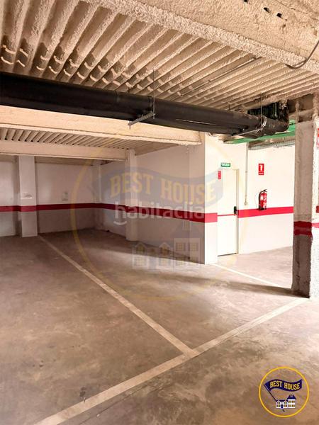 Foto a952f068-91ad-4aff-84a4-0f1cd20c1c86. Car parking in Centro Cuenca