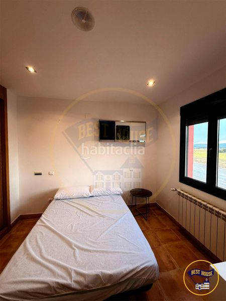 Foto acb9c67e-a4ef-40fb-9b0e-b3154ba03fb2. Casa adossada amb aparcament a Villar de Olalla