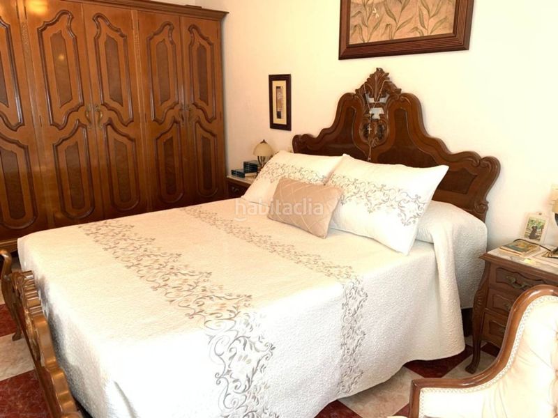 Foto b85c9883-2d0f-4683-90d3-f2d1387443d7. Casa amb aparcament a Baza