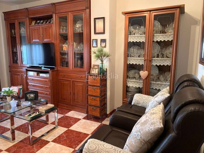 Foto e9add395-788f-42c3-81b0-54f8691cce16. Casa amb aparcament a Baza