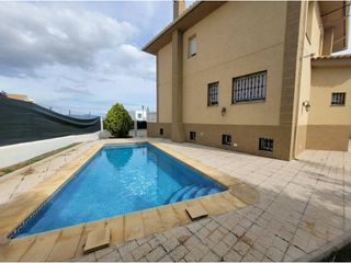 Maison à Baza. Casa en venta en baza con amplios espacios y piscina privada