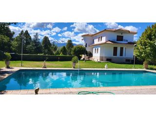 Chalet in Baza. Venta de villa espaciosa en baza