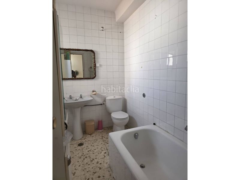 Foto b7cdf8b9-ecbf-405a-a5b4-94bbcbced70c. Maison avec parking dans Baza
