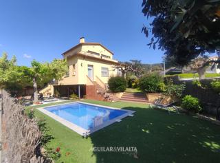 Maison à Roca del Vallès (La). Casa con piscina en el centro de la roca